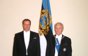 Vabariigi President Arnold Rüütel (paremal) ja valitud president Toomas Hendrik Ilves.