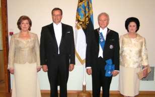 Photograph of the presidential couples in the Ambassador's Hall. From the left: Mrs Evelin Ilves, the President-elect Toomas Hendrik Ilves, President of the Republic and Mrs Ingrid Rüütel.
