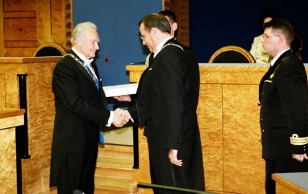 President Arnold Rüütel and President of the Republic Toomas Hendrik Ilves at the ceremony of assuming office in Riigikogu.