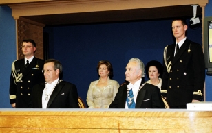 Vabariigi President Toomas Hendrik Ilves ja president Arnold Rüütel ametisseastumise tseremoonial Riigikogus