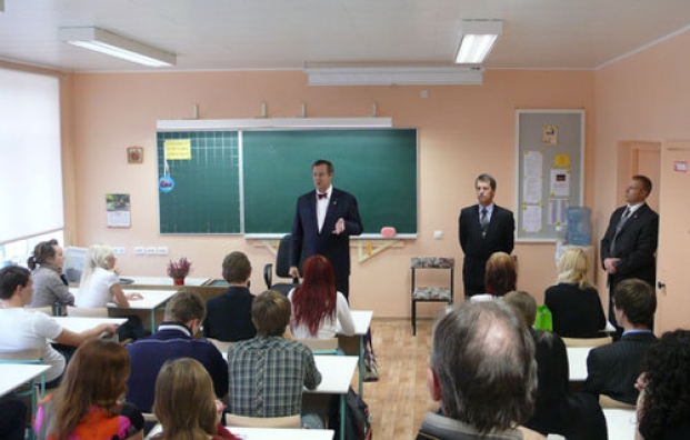 President Ilves kohtus Kohtla-Järve Ühisgümnaasiumi õpilastega