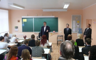 President Ilves kohtus Kohtla-Järve Ühisgümnaasiumi õpilastega