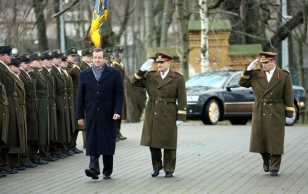 President Toomas Hendrik Ilves osales uuele kaitseväe juhatajale kindralmajor Ants Laaneotsale kaitseväe lipu üle andmise tseremoonial.