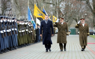 President Toomas Hendrik Ilves osales uuele kaitseväe juhatajale kindralmajor Ants Laaneotsale kaitseväe lipu üle andmise tseremoonial.