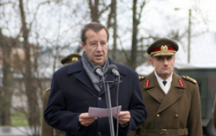 President Toomas Hendrik Ilves handed the Defence Forces flag over to Major General Ants Laaneots, the new Commander of the Defence Forces.