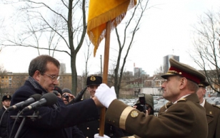 President Toomas Hendrik Ilves andmas pidulikul tseremoonial uuele kaitseväe juhatajale kindralmajor Ants Laaneotsale üle kaitseväe lippu.