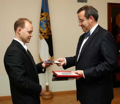 President Toomas Hendrik Ilves presented the Cultural Fund’s Young Scientist Prize for 2006 to Alar Aints