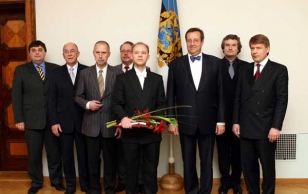 President Toomas Hendrik Ilves presented the Cultural Fund’s Young Scientist Prize for 2006 to Alar Aints. From left: Erki Holmberg, Arne Mikk, Peeter Vähi, Alar Ojalo, Alar Aints, the President Toomas Hendrik Ilves, Georg Bogatkin, Toomas Luman
