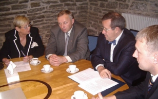 President Toomas Hendrik Ilves kohtus Kadriorus Võru maavalitsuse ja maakonna omavalitsuse esindajatega.