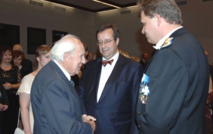 President Toomas Hendrik Ilves vestlemas Jõhvi kontserdimajas Eesti politsei 88. aastapäeval endise politseiniku Ferdinand Vilimäega.