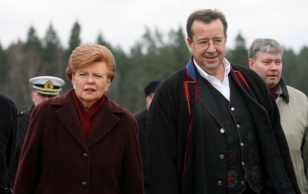 President Toomas Hendrik Ilves võõrustas oma kodutalus Läti riigipead Vaira Vīķe-Freibergat.