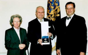 President Toomas Hendrik Ilves tänas Austria suursaadikut Jakub Forst-Battaglia't