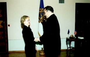 President Ilves thanked Aldona Zofia Wos, the United States Ambassador