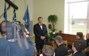 Presenting the Lohusuu Basic School with the award for “Estonia’s Beautiful School 2006”