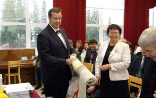 President Toomas Hendrik Ilves presented the Lohusuu Basic School with the award for “Estonia’s Beautiful School 2006”.