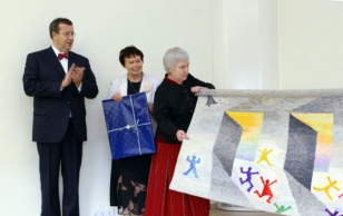 President Toomas Hendrik Ilves presented the Lohusuu Basic School with the award for “Estonia’s Beautiful School 2006”.