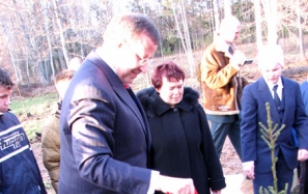 President Toomas Hendrik Ilves presented the Lohusuu Basic School with the award for “Estonia’s Beautiful School 2006” and planted a Serbian fir in the schoolyard.