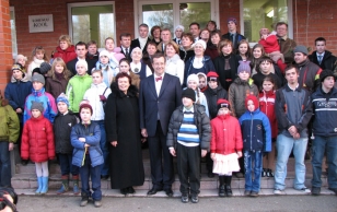President Toomas Hendrik Ilves presented the Lohusuu Basic School with the award for “Estonia’s Beautiful School 2006”