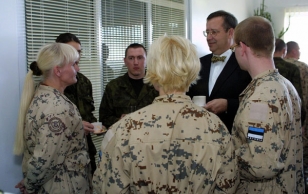 President Toomas Hendrik Ilves met with the Defence Forces flying to Afghanistan.