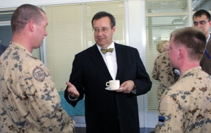 President Toomas Hendrik Ilves kohtus Paldiskis Afganistani missioonile minevate kaitseväelastega.