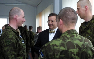 President Toomas Hendrik Ilves met with the Defence Forces flying to Afghanistan.