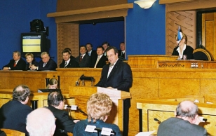 President Toomas Hendrik Ilves kõnelemas Riigikogu XI koosseisu avaistungil.