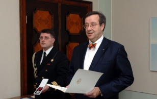 Presenting the Order of the White Star to Toomas Siitan and Paul Hillier