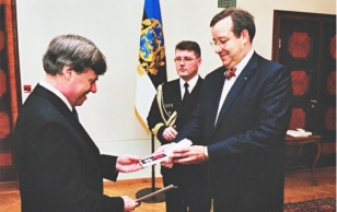 President Toomas Hendrik Ilves presented the Order of the White Star to renowned conductor Paul Hillier.