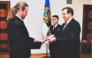 President Toomas Hendrik Ilves andmas professor Toomas Siitanile üle Valgetähe teenetemärki.
