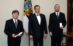 President Ilves andis dirigent Paul Hillierile ja professor Toomas Siitanile üle Valgetähe teenetemärgi.