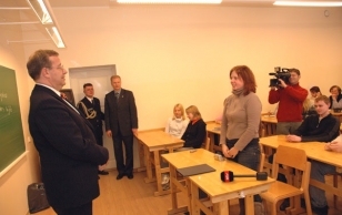 President Toomas Hendrik Ilves andmas Luua Metsakooli õpilastele ühiskonnaõpetuse tundi.