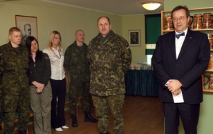 President Toomas Hendrik Ilves kohtus Kosovosse missioonile sõitvate rahuvalvajatega