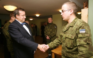 President Toomas Hendrik Ilves kohtus Paldiskis Kosovosse missioonile sõitvate rahuvalvajatega.