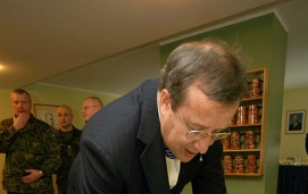 President Toomas Hendrik Ilves kohtus Paldiskis Kosovosse missioonile sõitvate rahuvalvajatega.