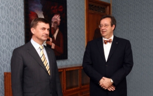 President Toomas Hendrik Ilves designated Andrus Ansip as the candidate for Prime Minister.
