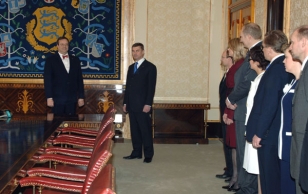 President Toomas Hendrik Ilves võttis vastu Riigikogus ametivande andnud Andrus Ansipi juhitava Vabariigi Valitsuse.