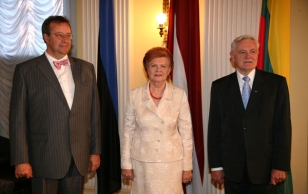 Left: Estonian President Toomas Hendrik Ilves, Latvian President Vaira Vike-Freiberga, Lithuanian President Valdas Adamkus
