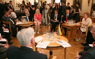 President Toomas Hendrik Ilves osales Riias Balti riikide presidentide kohtumisel, mis on pühendatud Läti presidendi Vaira Vike-Freiberga ametiaja lõppemisele.