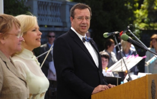 President Toomas Hendrik Ilves received the best secondary and vocational school graduates from Estonia in Kadriorg