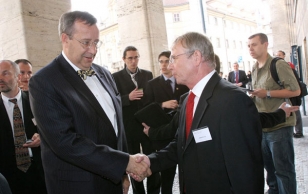 Working Visit to Prague 4.-6.06.2007. President Toomas Hendrik Ilves welcomed by PSSI Executive Director Oldřich Černý.