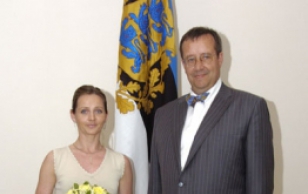 President Ilves andis baleriin Luana Georgile üle noore kultuuritegelase preemia.