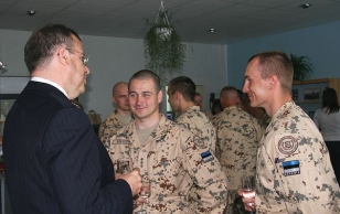 President Toomas Hendrik Ilves kohtus Paldiskis peagi Iraaki sõitva jalaväerühma ESTPLA-15 kaitseväelastega.