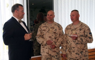 President Toomas Hendrik Ilves met with the members of the defence forces leaving for Iraq with the ESTPLA-15 infantry unit.