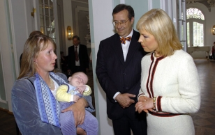 President Toomas Hendrik Ilves ja Evelin Ilves pakkusid Kadriorus suurperede emadele pealelõunakohvi