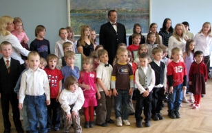 President Toomas Hendrik Ilves Võrus metsateemalise laste joonistusnäituse avamisel ja parimate autasustamisel kultuurimajas Kannel