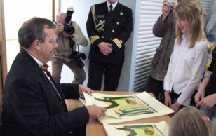 President Toomas Hendrik Ilves Võrus metsateemalise laste joonistusnäituse avamisel ja parimate autasustamisel kultuurimajas Kannel.