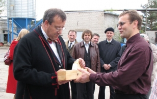 President Toomas Hendrik Ilves külastas metsapealinnas Võrus kohalikku puiduettevõtet GM Panels.