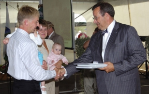 President Toomas Hendrik Ilves gave recognition to the best home beautifiers.