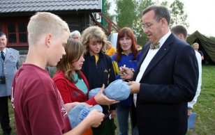 President Ilves külastas kodutütarde ja noorkotkaste suurlaagrit Simisalus.