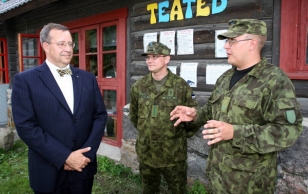President Ilves visited the camp of Kodutütred and Noored Kotkad, Estonian Defence League's youth organisations